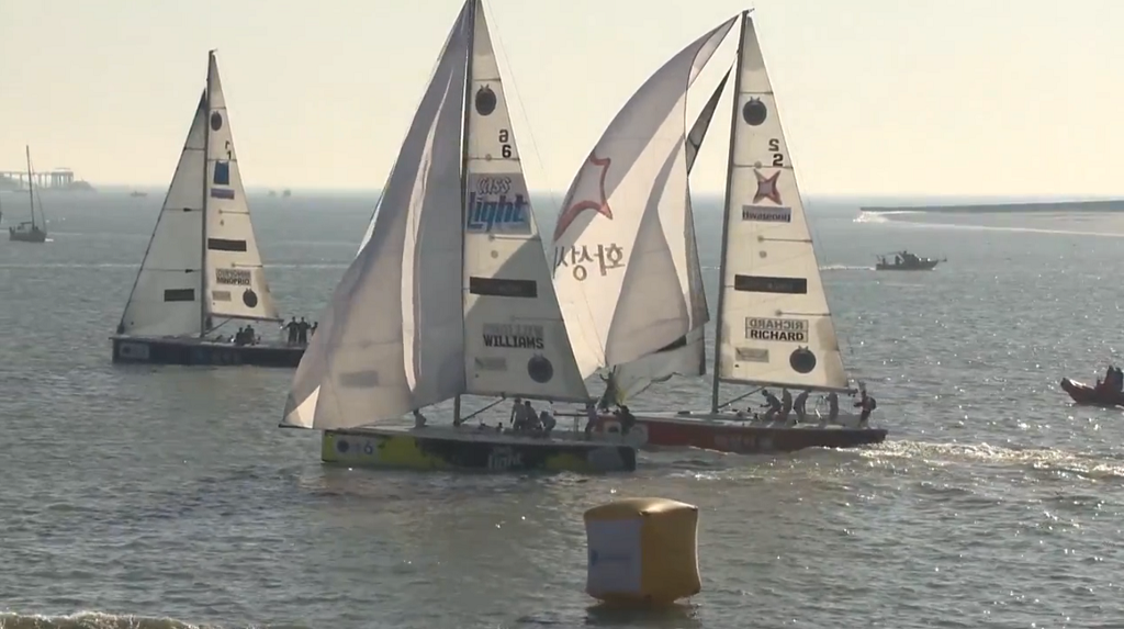 Brilliant Overtaking Move at the leeward mark Brilliant Overtaking Move at the leeward mark